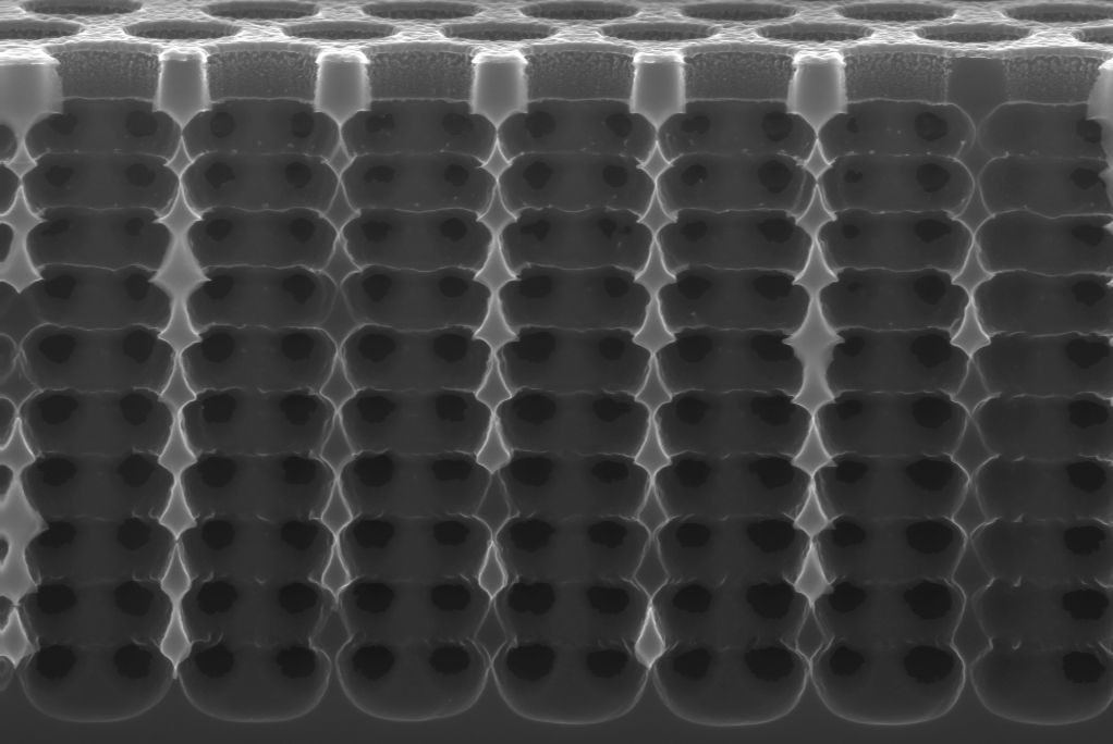 Deep below the silicon surface, the SPRIE method produces regular structures in the micrometer range that refract light. 